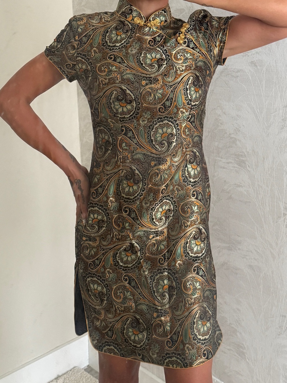 Paisley Jacquard Short Sleeve Sheath Dress in Olive Gold